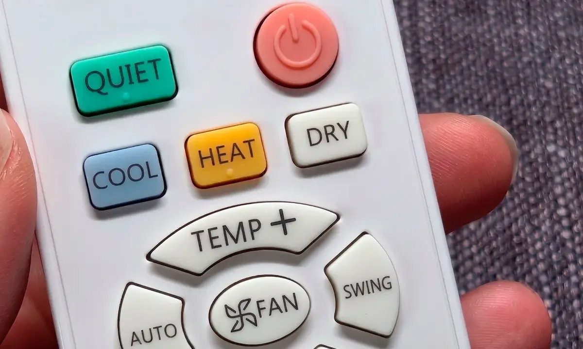 Mando a distancia con botón "DRY" para un ambiente seco y confortable, ideal para dormir.