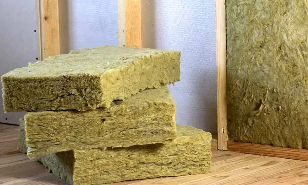 Bloques de lana mineral, un material aislante, apilados sobre madera. Así es que es la lana mineral.
