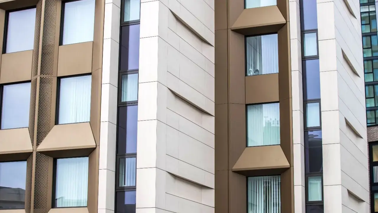 Fachada moderna con ventanas de diferentes tamaños y orientaciones, destacando la **orientación CE3X** en su diseño arquitectónico.