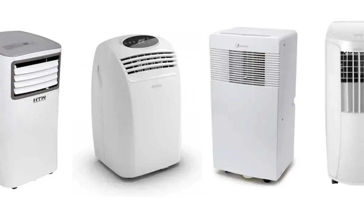 Cuatro aires acondicionados portátiles blancos. El tubo del aire acondicionado portátil sirve para evacuar el aire caliente al exterior.