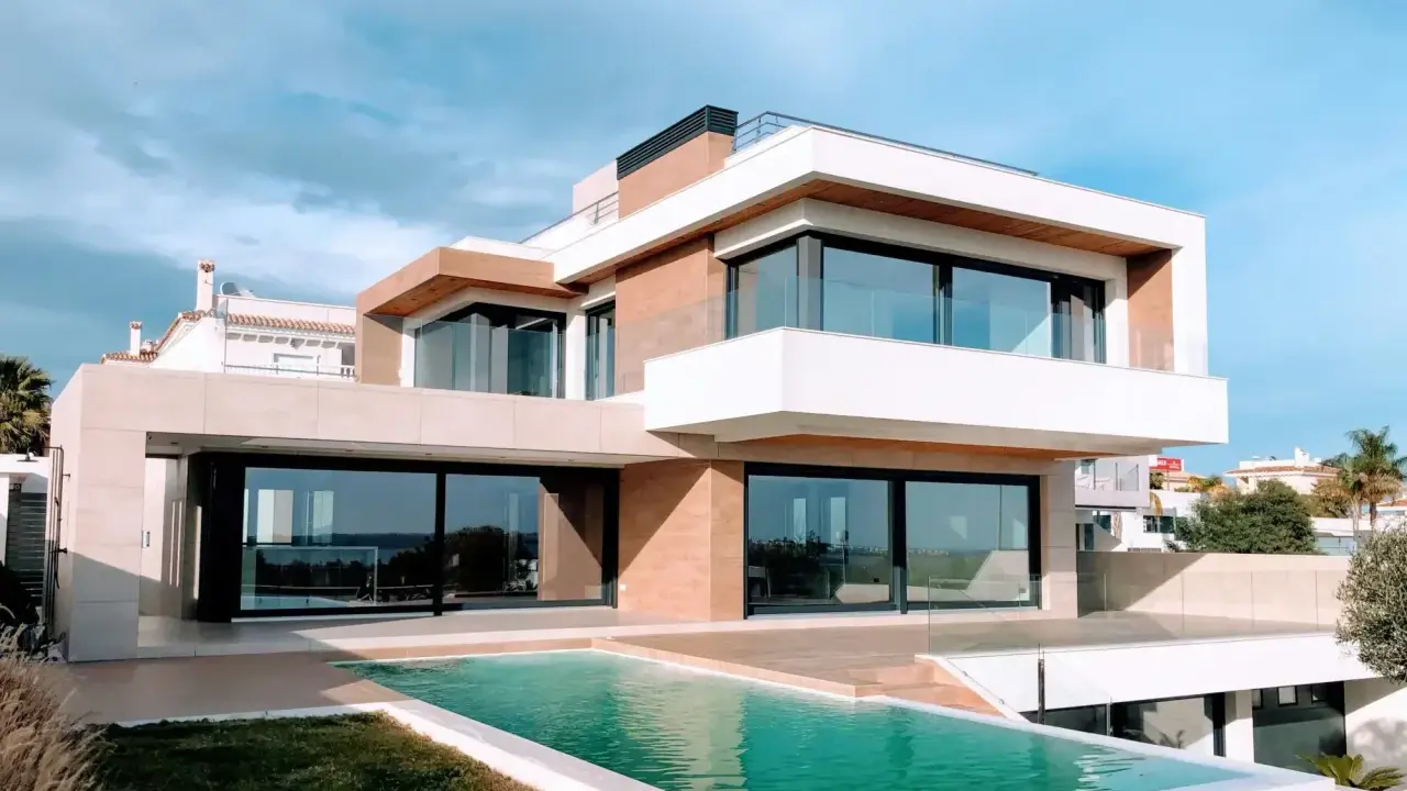 Moderna casa con piscina infinita, ideal para cambiar la fachada de tu casa y disfrutar del sol.