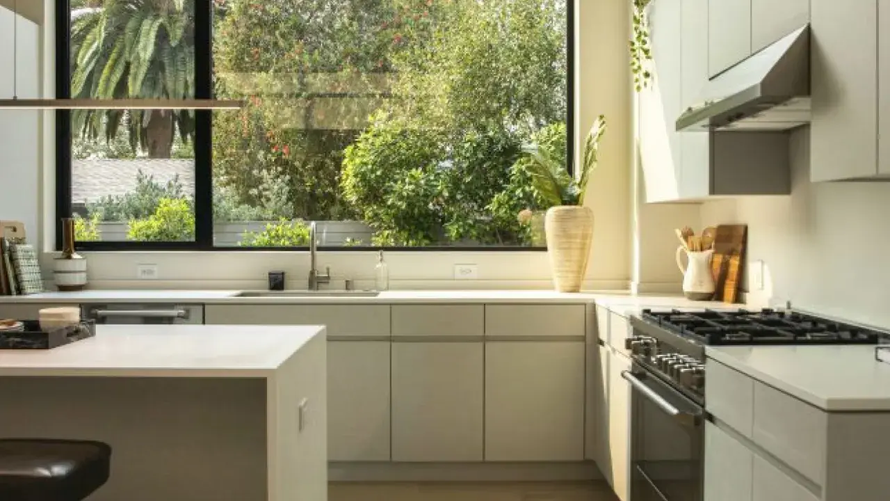 Cocina moderna con campana extractora de acero inoxidable. El motor de la campana extractora no funciona, pero la vista al jardín es espectacular.