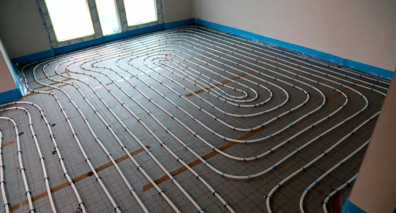 Instalación de tuberías para convertir suelo radiante en refrescante. El sistema de calefacción/refrigeración por suelo radiante se está instalando en un nuevo edificio.