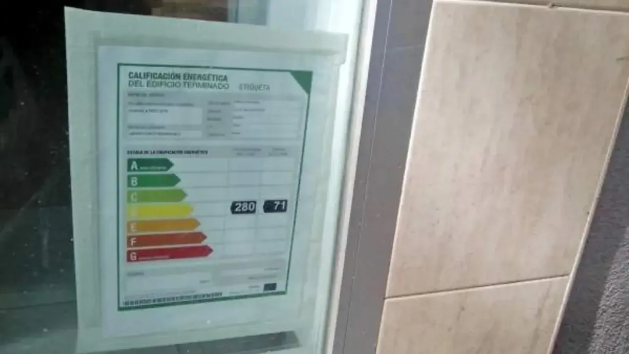 Etiqueta de calificación energética de un edificio, mostrando la escala de A a G. La validez del certificado energético es crucial para la eficiencia.