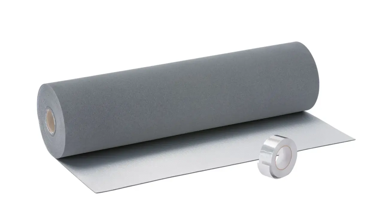 Rollo de material aislante gris y cinta plateada, ideal para aislar suelo ruido vecinos abajo.