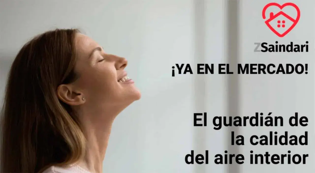 Mujer sonríe, disfrutando del aire puro. ¡Ya en el mercado! Saindari, el guardián de la calidad del aire interior.