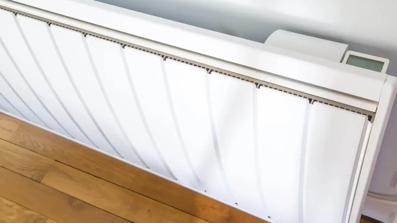 Radiador blanco con pantalla digital. Así es como funcionan los acumuladores de calor, almacenando energía para liberarla gradualmente.