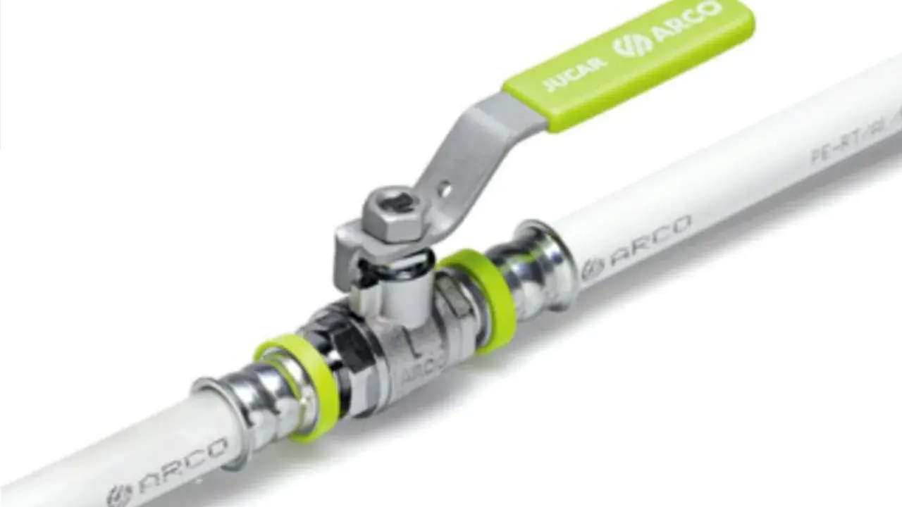 Válvula de bola con mango verde sobre tubo multicapa ARCO. Ideal para instalaciones donde se puede enterrar el tubo multicapa.