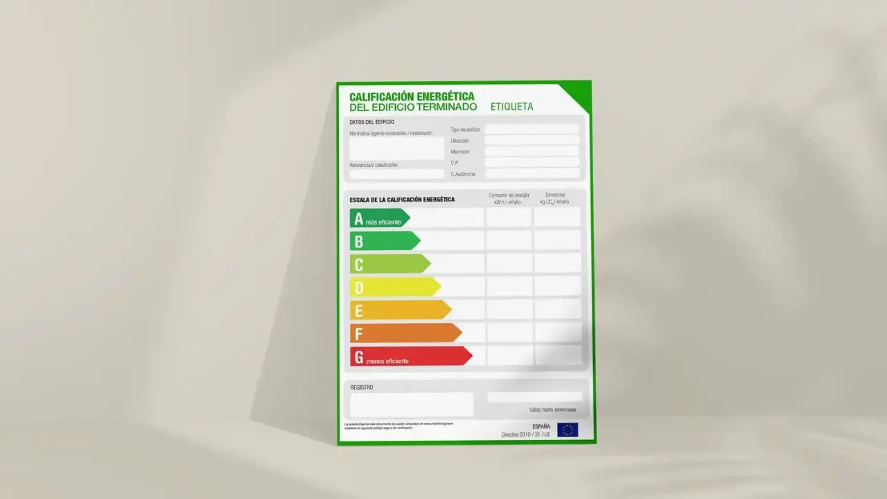 Etiqueta de calificación energética de viviendas. Muestra la escala de eficiencia de A (más eficiente) a G (menos eficiente), junto con datos del edificio y consumo.