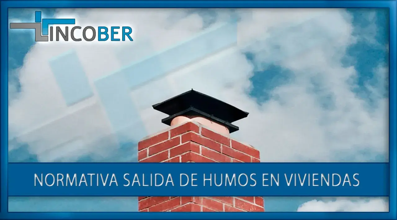 Chimenea de ladrillo con tapa negra, bajo un cielo nublado. Texto: "Normativa salida de humos en viviendas".