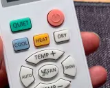 Mando a distancia con botón "DRY" para un ambiente seco y confortable, ideal para dormir.