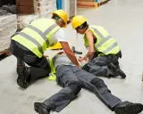 Dos trabajadores atienden a un compañero caído. Se investiga quién es el responsable de un accidente en una obra.