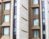 Fachada moderna con ventanas de diferentes tamaños y orientaciones, destacando la **orientación CE3X** en su diseño arquitectónico.