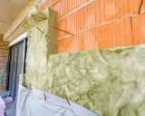 Aislamiento de lana de roca en una pared de ladrillo. Aunque es un buen aislante, la lana de roca es inflamable.