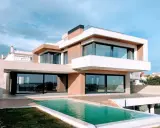 Moderna casa con piscina infinita, ideal para cambiar la fachada de tu casa y disfrutar del sol.