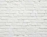 Pared de ladrillos blancos, con textura rugosa. Parece que se puede tirar una pared maestra, pero es solo una ilusión visual.