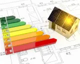 Gráfico de eficiencia energética de una vivienda con paneles solares sobre plano arquitectónico.