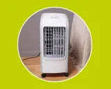 Climatizador blanco con ruedas, ideal para refrescar tu hogar.