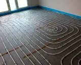 Instalación de tuberías para convertir suelo radiante en refrescante. El sistema de calefacción/refrigeración por suelo radiante se está instalando en un nuevo edificio.