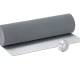 Rollo de material aislante gris y cinta plateada, ideal para aislar suelo ruido vecinos abajo.