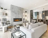 Elegante sala de estar con chimenea moderna de gas, un ejemplo de las clases de chimeneas que aportan calidez y estilo.