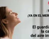 Mujer sonríe, disfrutando del aire puro. ¡Ya en el mercado! Saindari, el guardián de la calidad del aire interior.