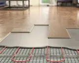 Instalación de suelo radiante con termómetro mostrando 25.9°C, ideal para una temperatura suelo refrescante y confortable.