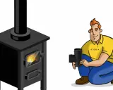 Hombre con tubo de chimenea listo para instalar en la estufa. Correcto tiro posicion de los tubos de una chimenea.