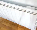Radiador blanco con pantalla digital. Así es como funcionan los acumuladores de calor, almacenando energía para liberarla gradualmente.