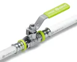Válvula de bola con mango verde sobre tubo multicapa ARCO. Ideal para instalaciones donde se puede enterrar el tubo multicapa.