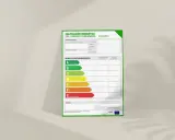 Etiqueta de calificación energética de viviendas. Muestra la escala de eficiencia de A (más eficiente) a G (menos eficiente), junto con datos del edificio y consumo.