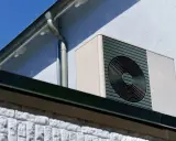 Unidad exterior de aire acondicionado, instalada según la normativa vigente.