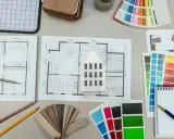 Planos de casa, muestras de materiales y paletas de colores para calcular el precio medio reforma integral.