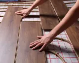 Instalación de suelo laminado sobre sistema de aerotermia. Evitar problemas de dilatación y asegurar la correcta transmisión del calor.