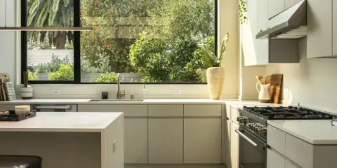 Cocina moderna con campana extractora de acero inoxidable. El motor de la campana extractora no funciona, pero la vista al jardín es espectacular.