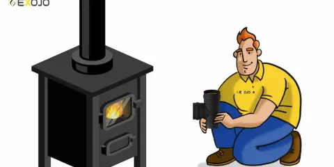 Hombre con tubo de chimenea listo para instalar en la estufa. Correcto tiro posicion de los tubos de una chimenea.