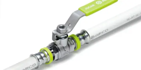 Válvula de bola con mango verde sobre tubo multicapa ARCO. Ideal para instalaciones donde se puede enterrar el tubo multicapa.