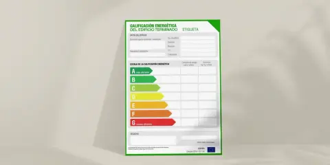 Etiqueta de calificación energética de viviendas. Muestra la escala de eficiencia de A (más eficiente) a G (menos eficiente), junto con datos del edificio y consumo.