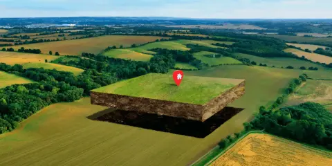 Un trozo de tierra flotante con un marcador de casa, listo para ser un fondo edificable en un paisaje rural.