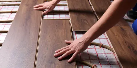 Instalación de suelo laminado sobre sistema de aerotermia. Evitar problemas de dilatación y asegurar la correcta transmisión del calor.