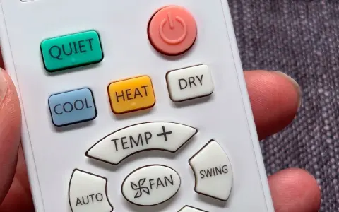 Mando a distancia con botón "DRY" para un ambiente seco y confortable, ideal para dormir.