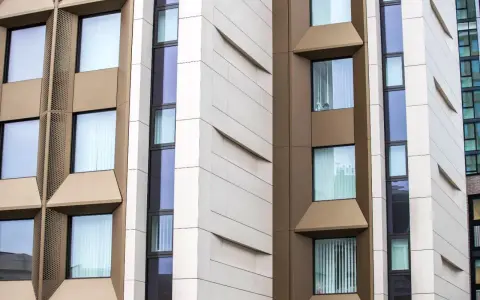 Fachada moderna con ventanas de diferentes tamaños y orientaciones, destacando la **orientación CE3X** en su diseño arquitectónico.