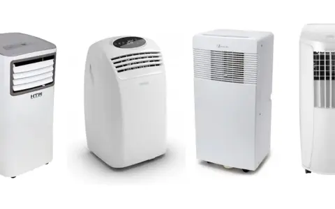 Cuatro aires acondicionados portátiles blancos. El tubo del aire acondicionado portátil sirve para evacuar el aire caliente al exterior.