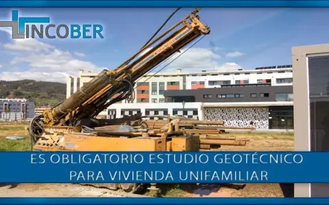Máquina de perforación para estudio geotécnico obligatorio en construcción de vivienda unifamiliar.