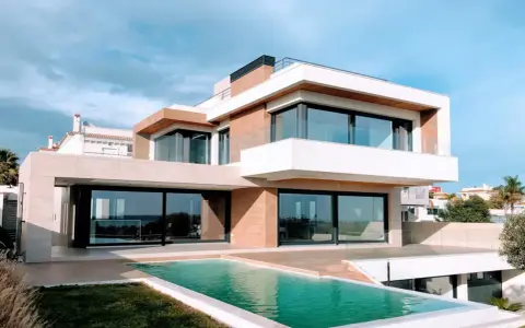 Moderna casa con piscina infinita, ideal para cambiar la fachada de tu casa y disfrutar del sol.