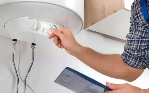 Técnico revisa termo eléctrico que no enciende piloto. Ajusta el control de temperatura.