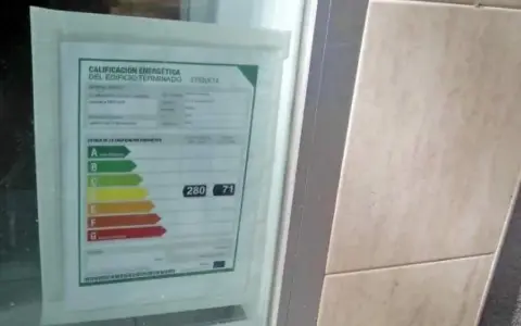 Etiqueta de calificación energética de un edificio, mostrando la escala de A a G. La validez del certificado energético es crucial para la eficiencia.