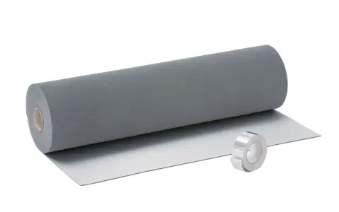 Rollo de material aislante gris y cinta plateada, ideal para aislar suelo ruido vecinos abajo.