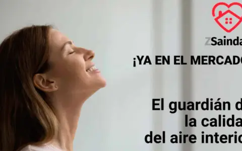 Mujer sonríe, disfrutando del aire puro. ¡Ya en el mercado! Saindari, el guardián de la calidad del aire interior.