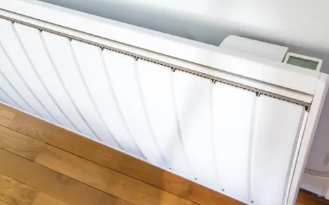 Radiador blanco con pantalla digital. Así es como funcionan los acumuladores de calor, almacenando energía para liberarla gradualmente.